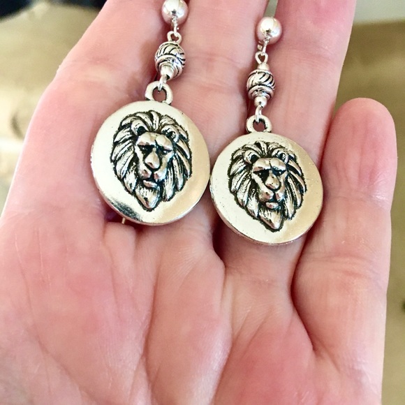 Silver lion post earrings - Picture 3 of 4